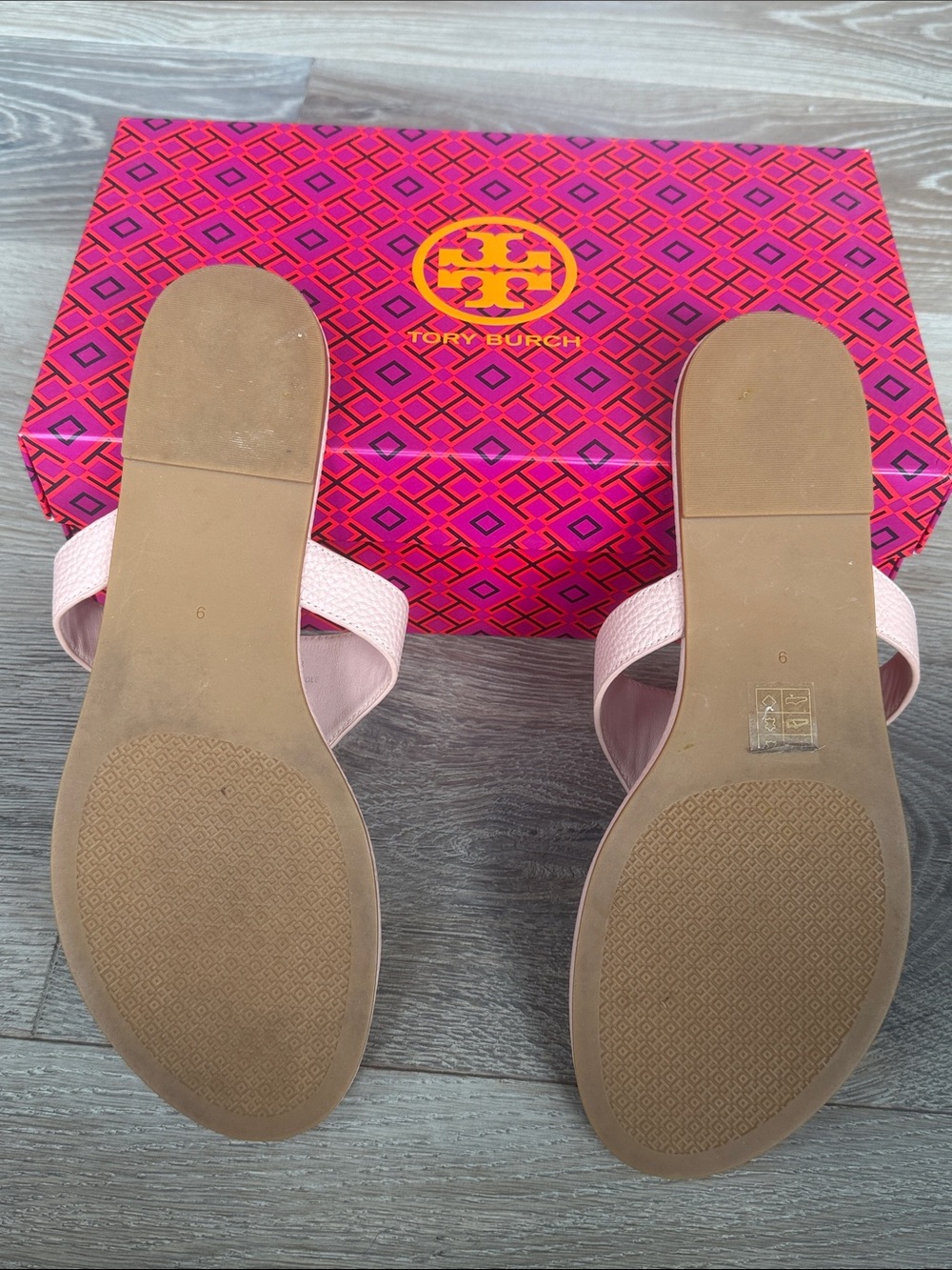 Tory Burch Sea Shell Pink Tumbled Leather Sandal Flat Thong Gold Double T Logo 9 - Picture 3 of 9